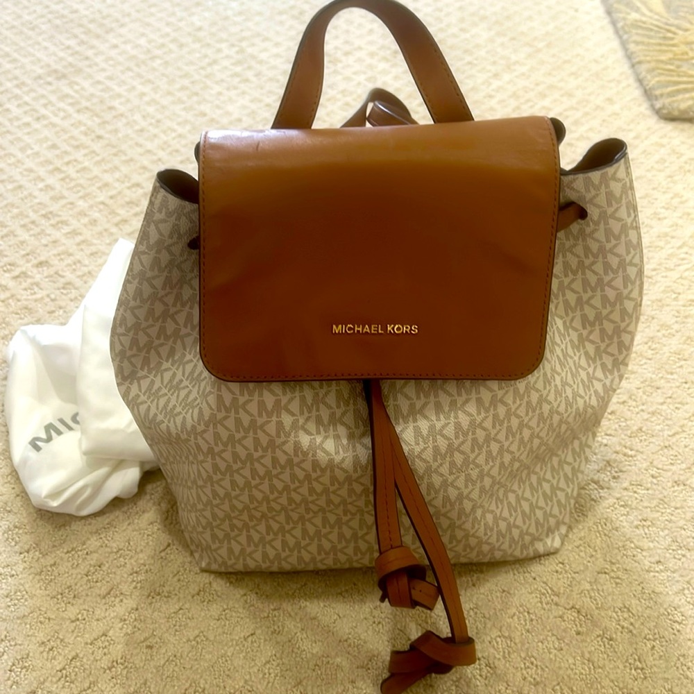 MICHAEL KORS JUNIE LOGO
BACKPACK MONOGRAM SIGNATURE
DRAWSTRING LEATHER